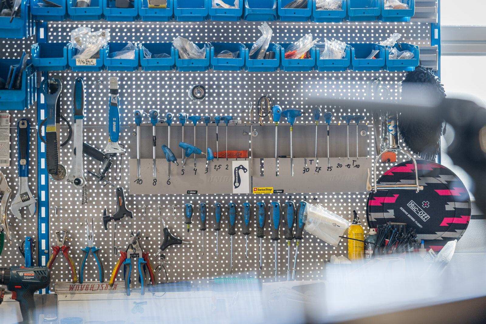 Werkzeugwand in der Werkstatt von Rad Kröll mit sortierten Zangen, Schlüsseln und Spezialwerkzeug